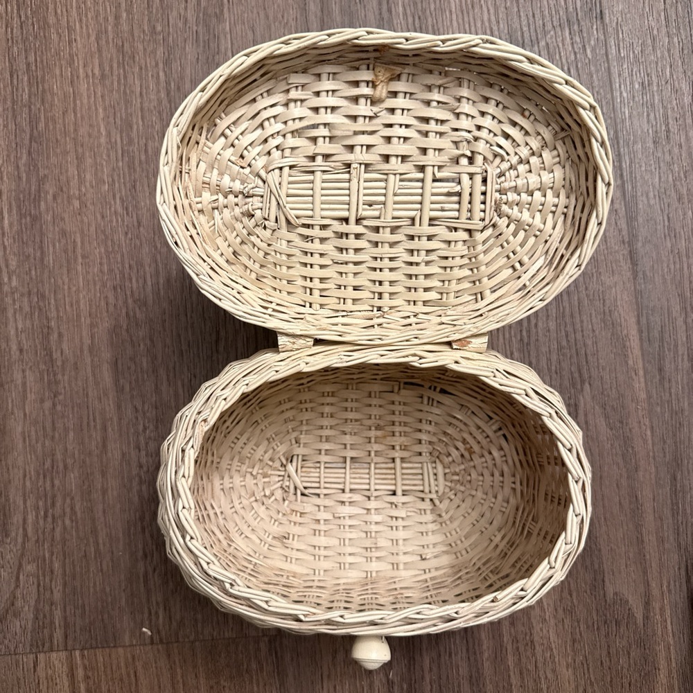 Vintage 1960s Elegant Cream/ off white Woven Handbag
Basket bag - Picture 5 of 7